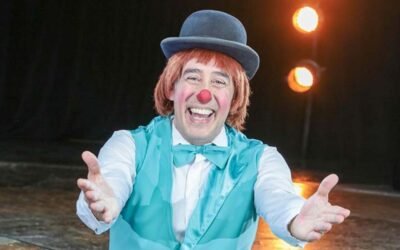 Mientras brilla en el teatro, Rodrigo Vagoneta regala y vende perfumes