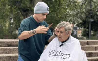 Corta el pelo a personas en situación de calle a cambio de que le cuenten historias