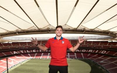 Guiño al Hombre Araña y fotos con la camiseta: Julián Álvarez fue oficializado como nuevo jugador del Atlético de Madrid