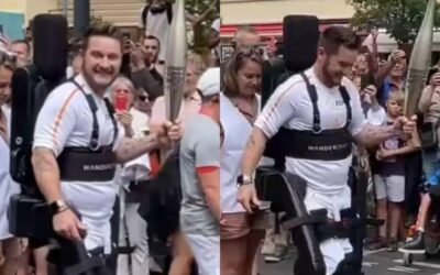 París 2024: el atleta parapléjico que llevó la antorcha olímpica utilizando un exoesqueleto robótico