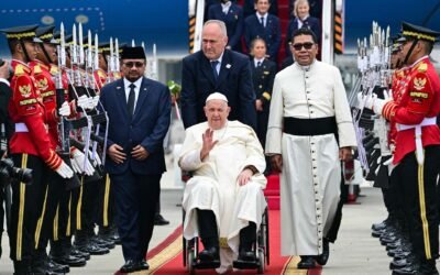El papa Francisco aterrizó en Yakarta para iniciar la gira más grande de su vida