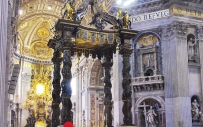 El baldaquino de Bernini del Vaticano recuperó su brillo tras 250 años