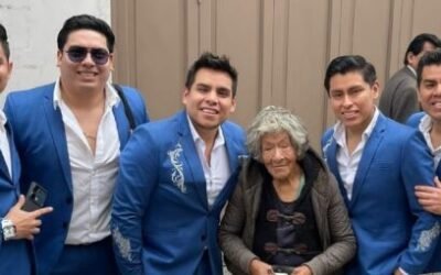 Una banda de Perú recorre las calles ayudando a gente en las plazas