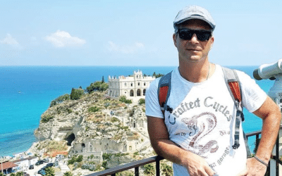 Trabajaba como asesor en una multinacional hasta que descubrió su vocación en la actuación