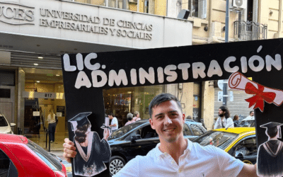 Hizo inferiores en Racing, juega en el ascenso y se recibió de licenciado