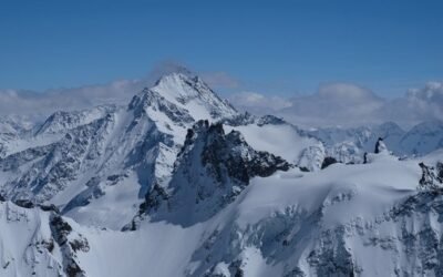 Un excursionista halló un enigmático objeto que llevaba décadas bajo la nieve en los Alpes suizos