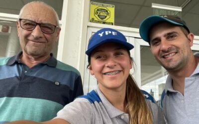 Un cliente, el alma de la fiesta en una estación de servicio