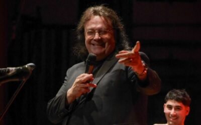 Le cantó a Maradona, integró una orquesta del Teatro Colón y hoy recorre el país con su familia