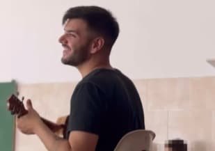 Grabó una canción de fin de año y se volvió viral