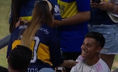 Declaró su amor en pleno partido
