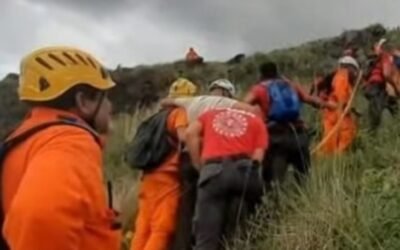 Rescatan a tres jóvenes perdidos en un cerro en Tucumán