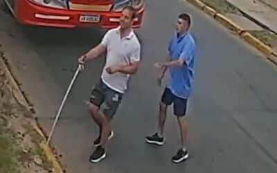 Un colectivero interrumpió el viaje y emocionó a todos