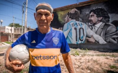 Es jubilado y hace jueguitos en la calle