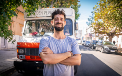 Compró un colectivo viejo y lo convirtió en una guardería para perros