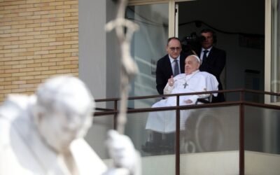 Luego de estar más de un mes internado, el papa Francisco fue dado de alta y reapareció en público