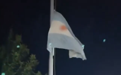 Colocó un mástil en su casa para izar la bandera todos los días