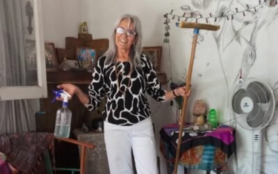 A los 71 años, limpia vidrios para ayudar a los necesitados