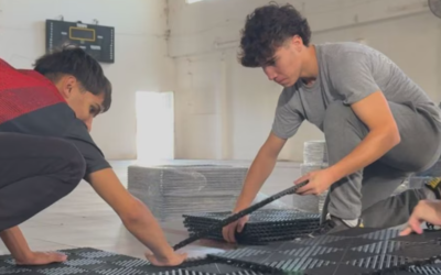 Renovaron el piso de la cancha de básquet con tapitas recicladas