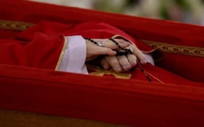 Luego de tres días, se cerró el féretro del Papa Francisco