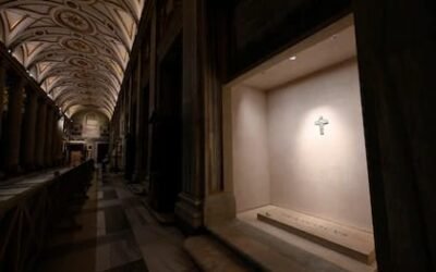 Un día después del funeral, miles de personas visitaron la tumba del Papa Francisco