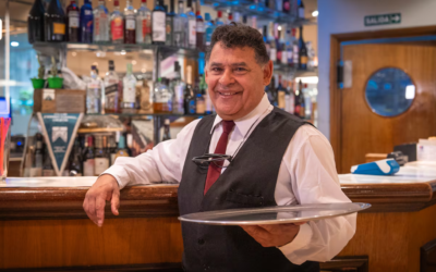 La historia de Agustín, el mozo que hace sonidos de animales a cambio de propinas