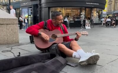 Un ex jugador de la Selección Argentina guitarreó en la vía pública