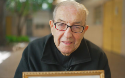 La historia del sacerdote que le enseñó al Papa Francisco a ser monaguillo