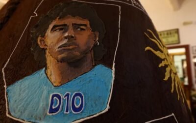 En Nápoli hicieron un huevo gigante con la imagen de Maradona