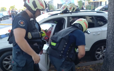 Emotivo rescate de un bebé que quedó encerrado en un auto en Colegiales