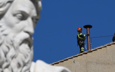 Se comenzó a construir la chimenea que anunciará al nuevo Papa en el Vaticano