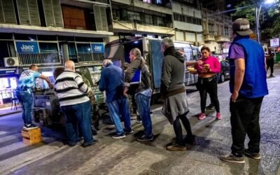 Héroes de ayer y hoy: veteranos de Malvinas reparten comida a personas en situación de calle en Rosario