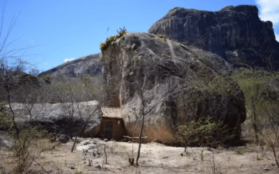 Impresionante: edificó una casa entre dos rocas en menos de dos semanas