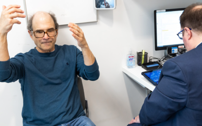 Es director de orquesta, tiene Parkinson y volvió a dirigir con un dispositivo cerebral