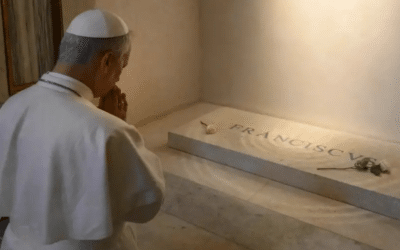 León XIV rompió el protocolo y visitó la tumba de Francisco