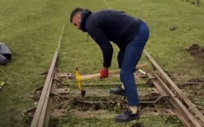 A la espera del regreso del tren, mantiene las vías en su pueblo