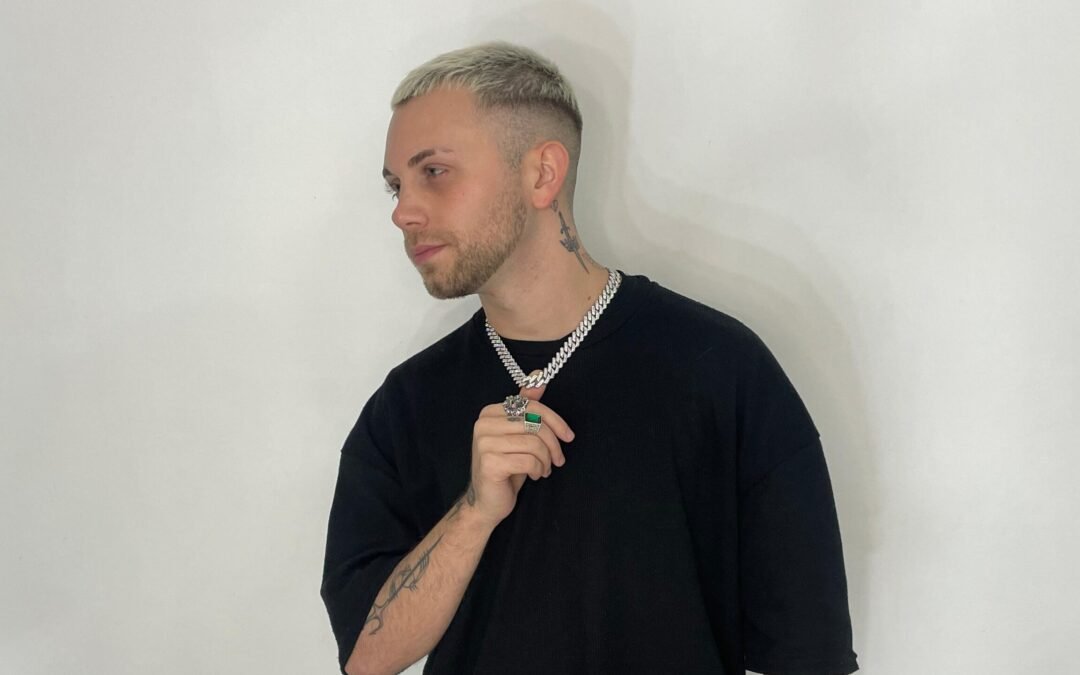 Se recuperó del suicidio de su padre, dejó el fútbol por una lesión y hoy es músico