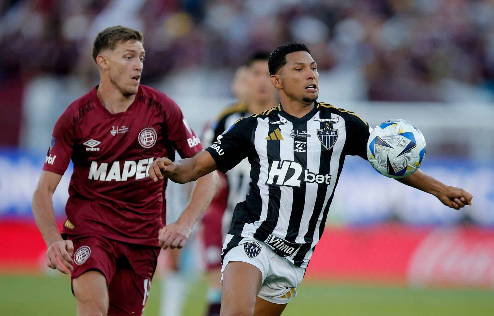 Rodrigo Castillo pelea una pelota con Rony (Crédito: Reuters/Cesar Olmedo)