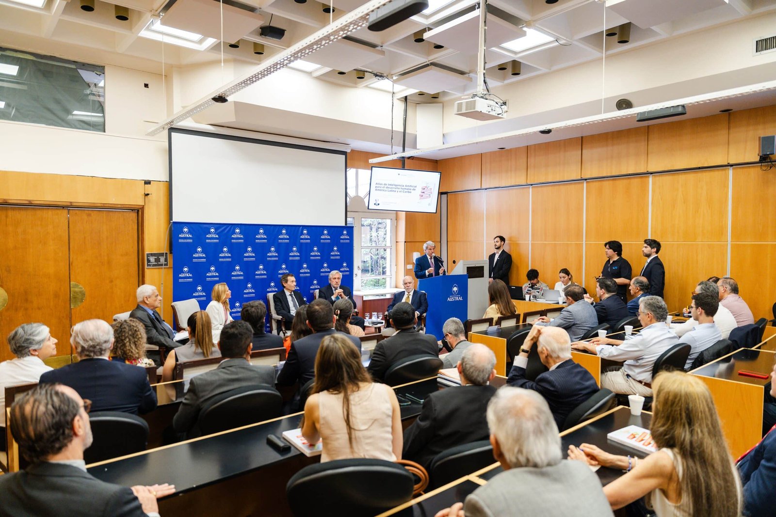 Auditorio lleno durante la presentación