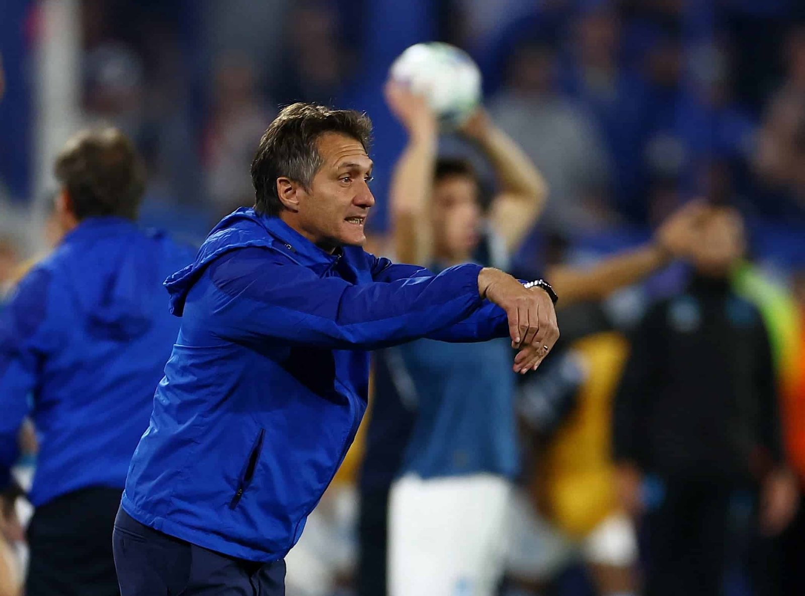Guillermo Barros Schelotto da indicaciones en el banco de Vélez
