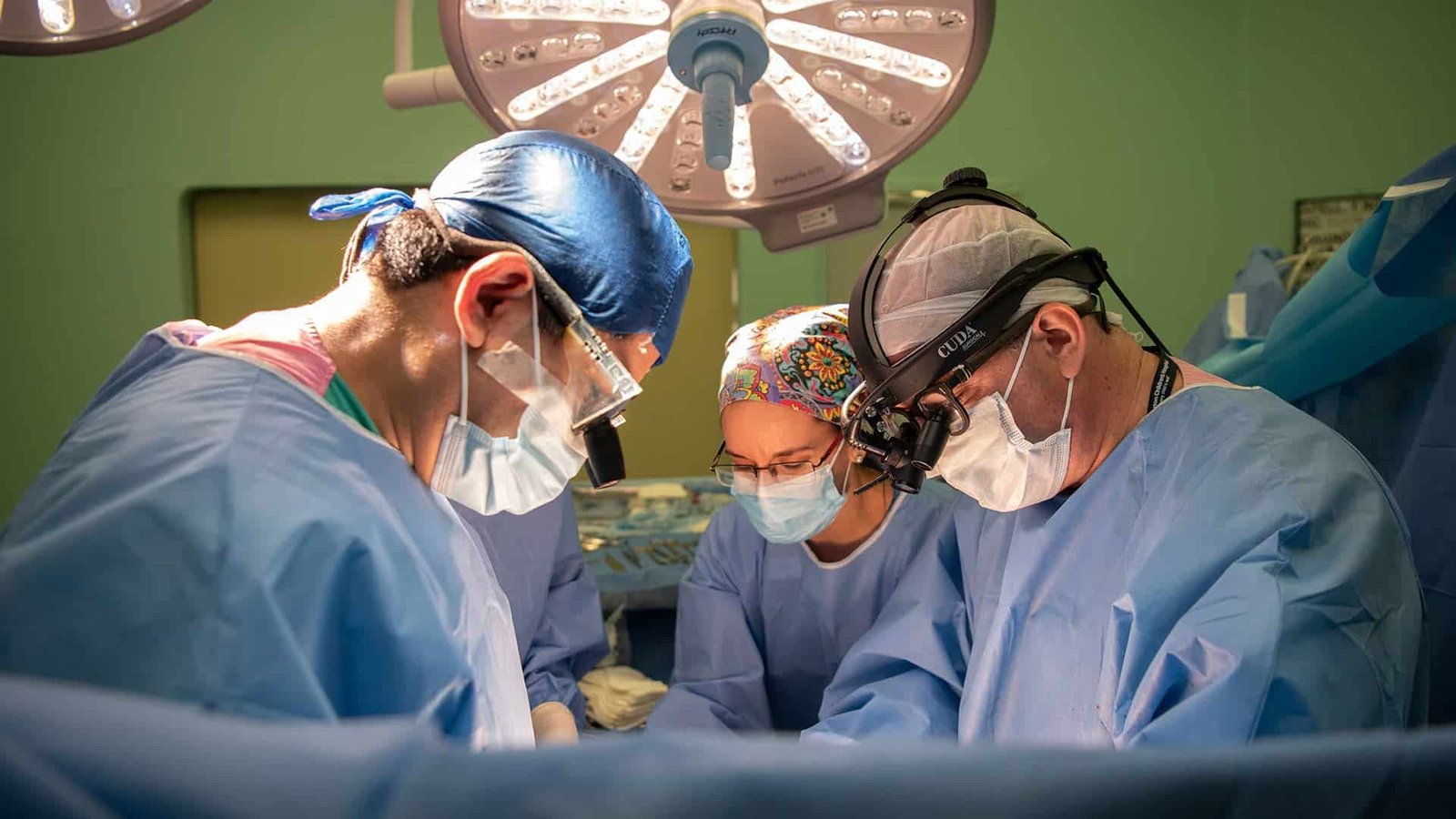 El especialista describió el instante en que un corazón frío vuelve a latir y lo comparó con cabalgar celebrando el retorno de la vida en la mesa de cirugía