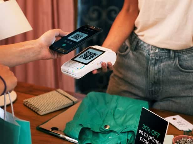 La app ofrece beneficios especiales en tiendas online adheridas de electro y tecnología, hogar y decoración, indumentaria y farmacias y perfumerías, abonando con tarjeta de crédito o débito