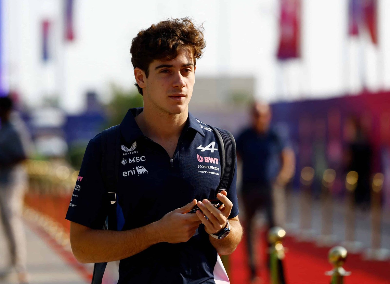 Celular en mano: Colapinto llegó al paddock de Qatar