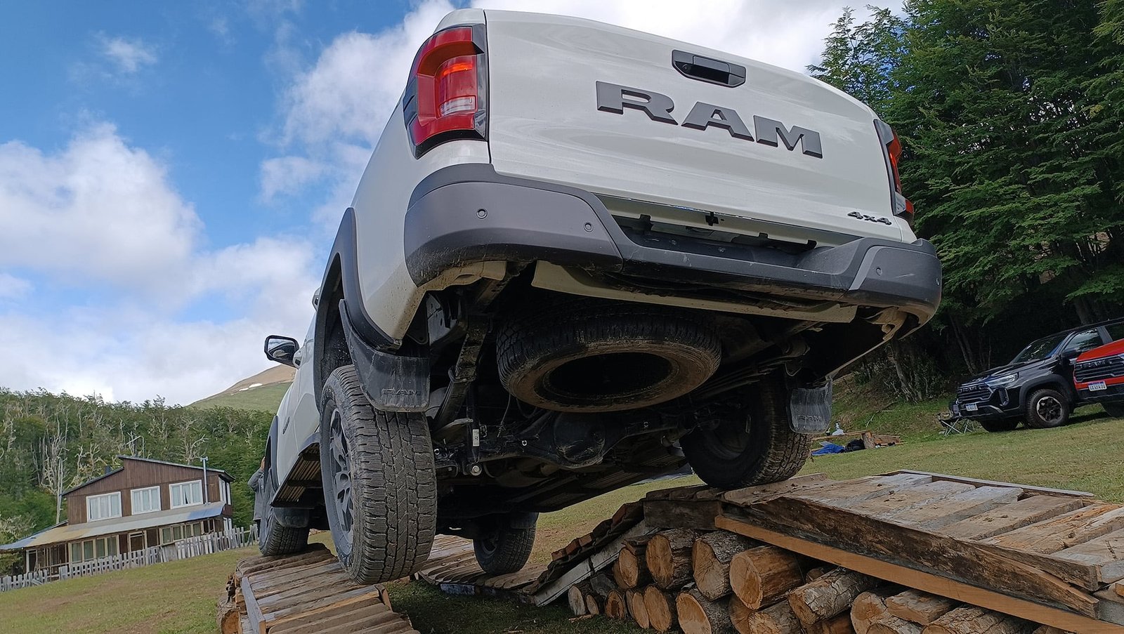 Ram Dakota se distingue de sus competidores por el bloqueo de diferencial trasero mecánico y una reductora de 4:1