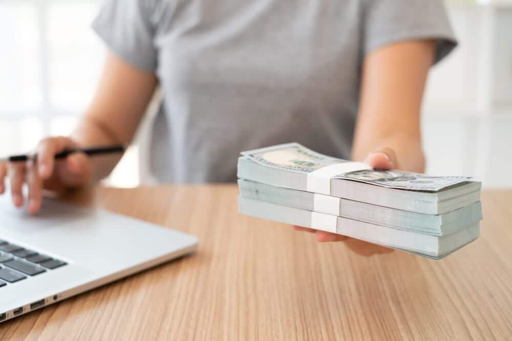 Dólares argentinos siguen en bancos