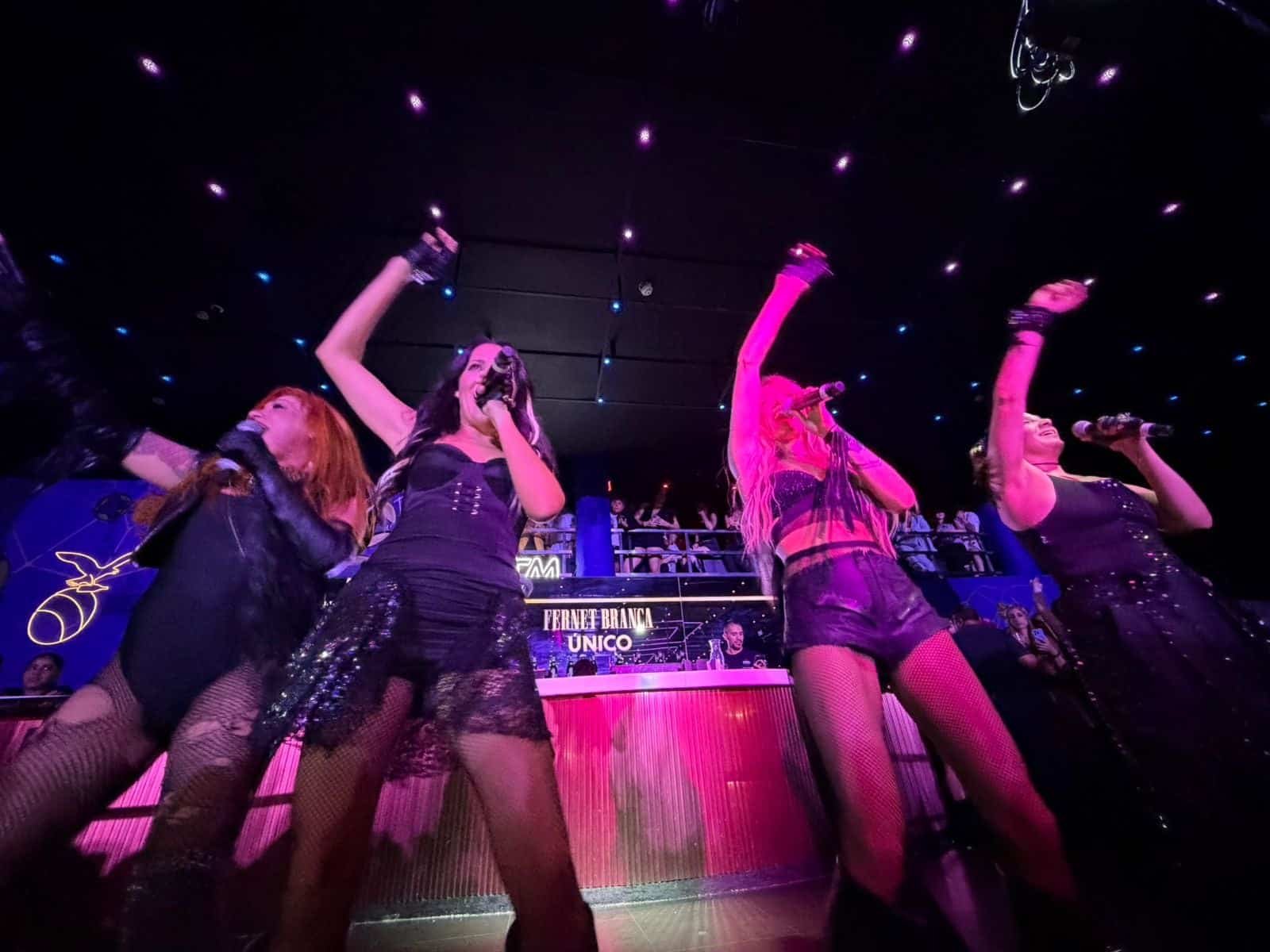 El setlist incluyó éxitos como '12 horas', 'Maldita Noche', 'Guapas' y 'Llega la Noche', que hicieron vibrar al público presente