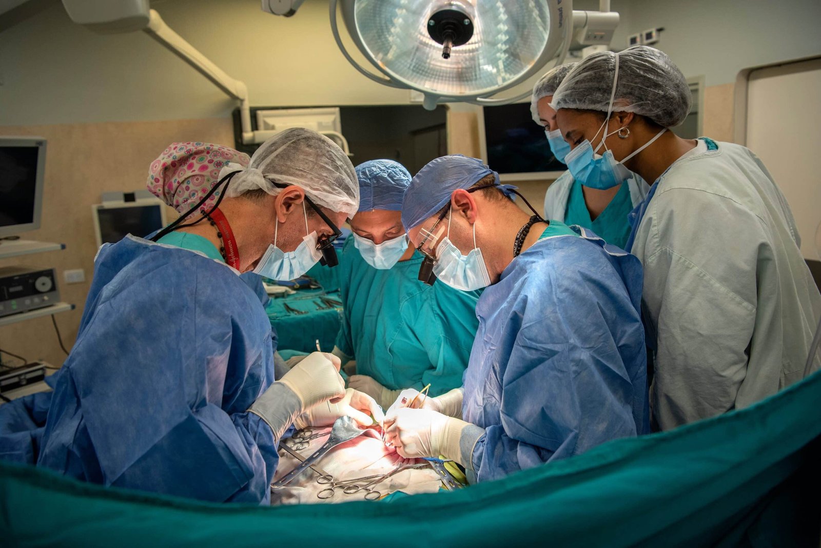 El primer trasplante de su equipo ocurrió en 2000 y marcó un hito médico con un caso que involucró fuertes emociones y una enorme presión institucional