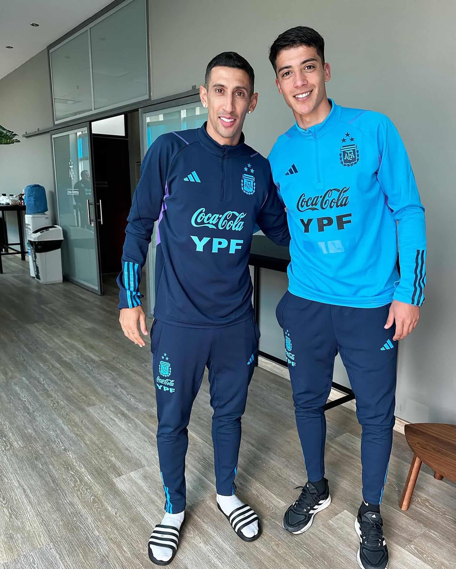 Malatini junto a Ángel Di María