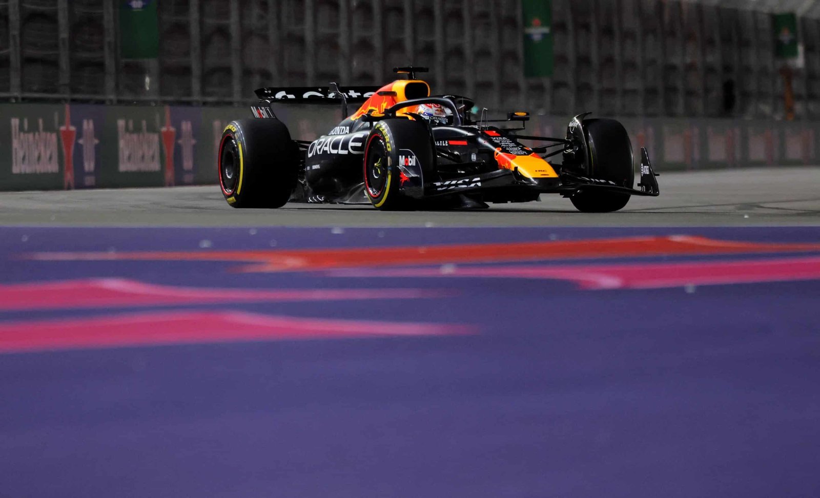 Verstappen se encamina a una nueva victoria (REUTERS/Daniel Cole)