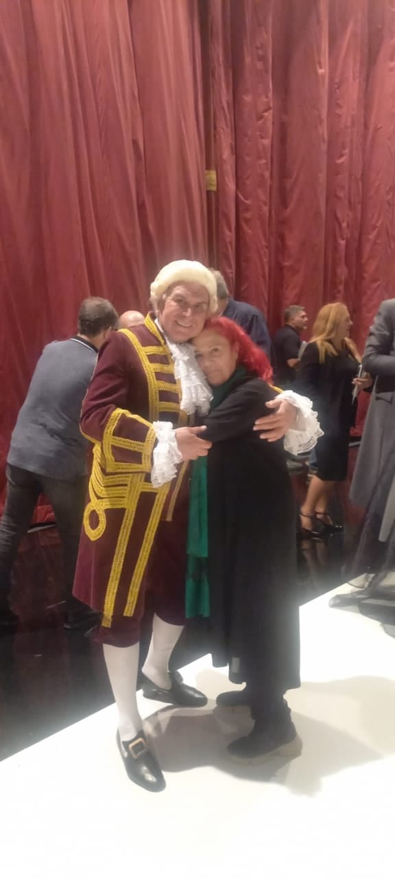 Renata abrazada a un valetto del Colón, durante el estreno de 'La Traviata'