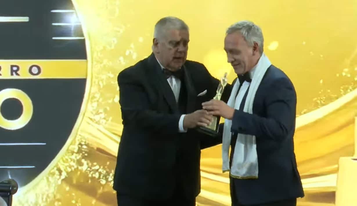 Martín Cárcamo recibió de manos de Luis Ventura el Oro en el Martín Fierro Latino 2025